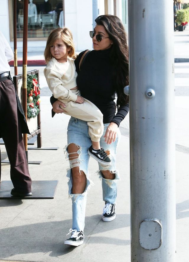 Skąd ona ma siłę, by dźwigać 4,5-letnie dziecko? (FOTO)