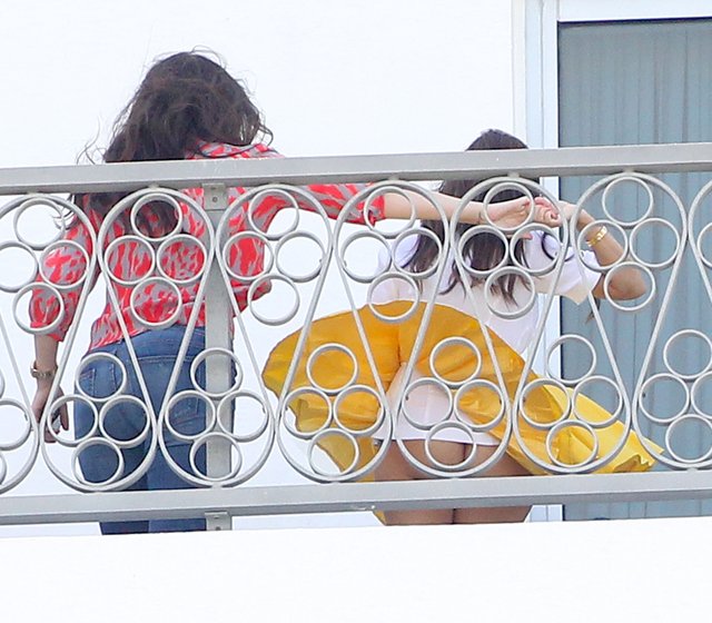 Czy Kourtney Kardashian chodzi bez majtek? (FOTO) Czy Kourtney Kardashian chodzi bez majtek? (FOTO)