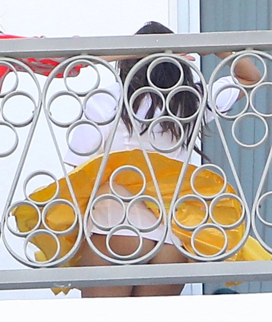 Czy Kourtney Kardashian chodzi bez majtek? (FOTO) Czy Kourtney Kardashian chodzi bez majtek? (FOTO)