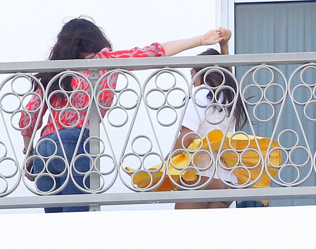 Czy Kourtney Kardashian chodzi bez majtek? (FOTO) Czy Kourtney Kardashian chodzi bez majtek? (FOTO)