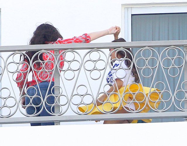 Czy Kourtney Kardashian chodzi bez majtek? (FOTO) Czy Kourtney Kardashian chodzi bez majtek? (FOTO)