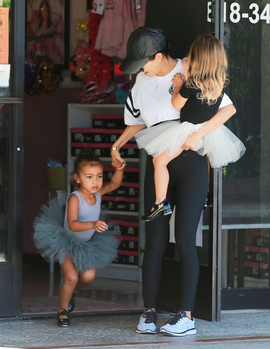 Auć! North West przewróciła się na oczach paparazzi (FOTO)