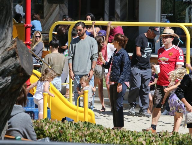 W rodzinie Kourtney Kardashian jest dużo rąk do pomocy (FOTO)