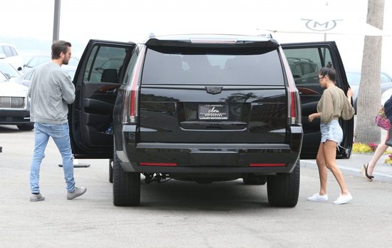 W rodzinie Kourtney Kardashian jest dużo rąk do pomocy (FOTO)