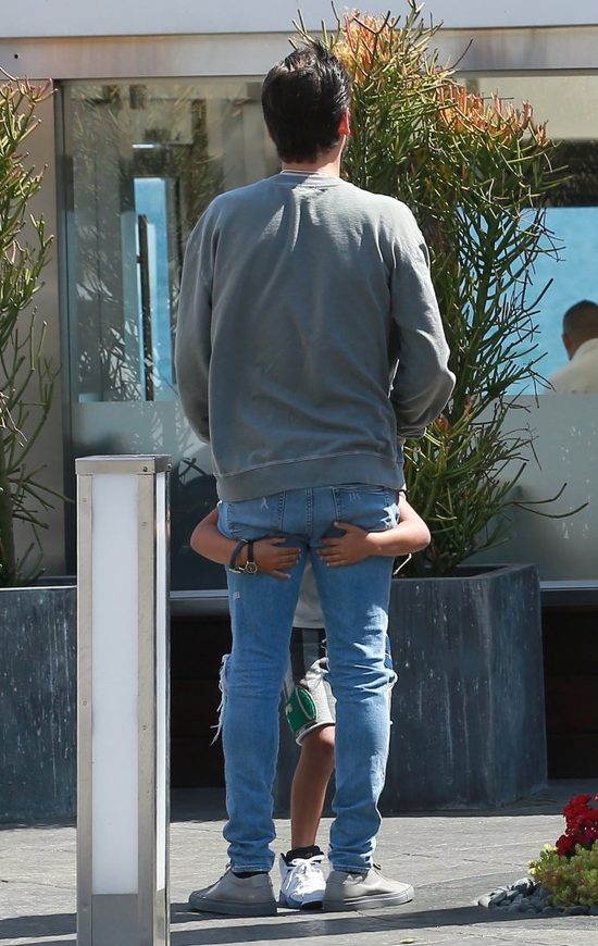 W rodzinie Kourtney Kardashian jest dużo rąk do pomocy (FOTO)