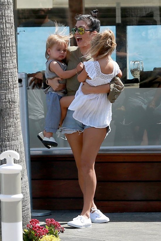 W rodzinie Kourtney Kardashian jest dużo rąk do pomocy (FOTO)