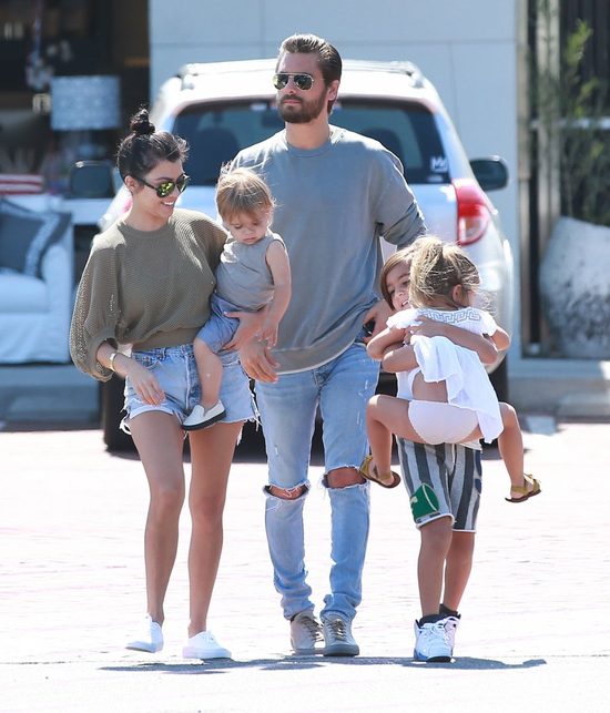W rodzinie Kourtney Kardashian jest dużo rąk do pomocy (FOTO)