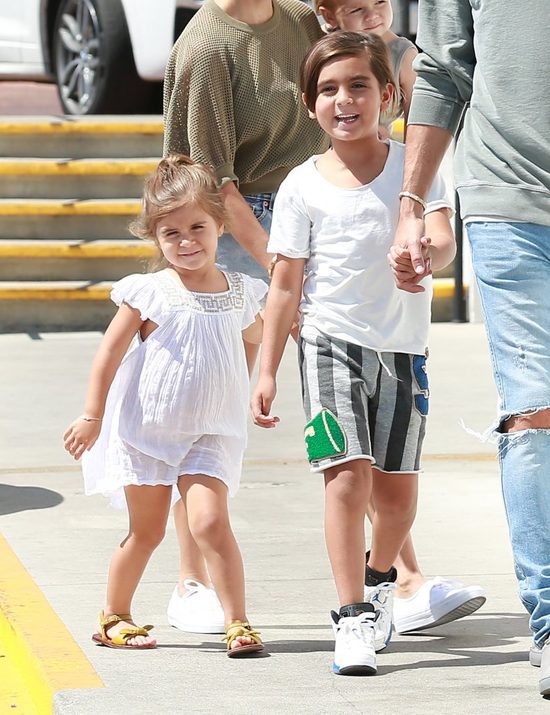 W rodzinie Kourtney Kardashian jest dużo rąk do pomocy (FOTO)