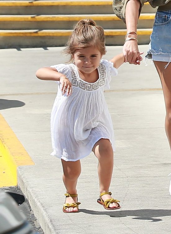 W rodzinie Kourtney Kardashian jest dużo rąk do pomocy (FOTO)