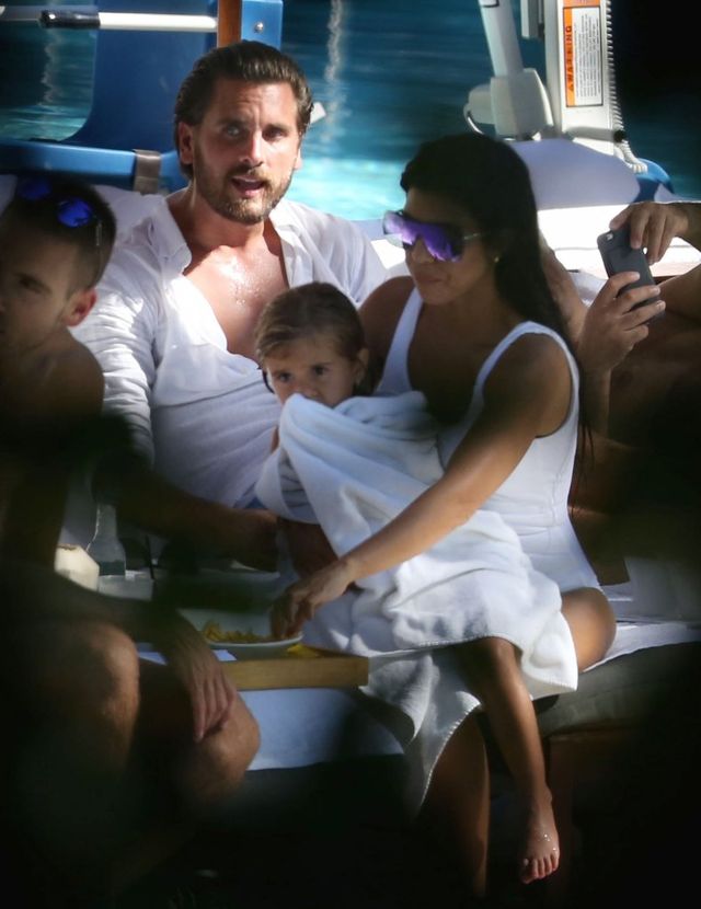 Kourtney Kardashian nie jest pewna, kto jest ojcem jej CZWARTEGO dziecka Kourtney Kardashian nie jest pewna, kto jest ojcem jej CZWARTEGO dziecka