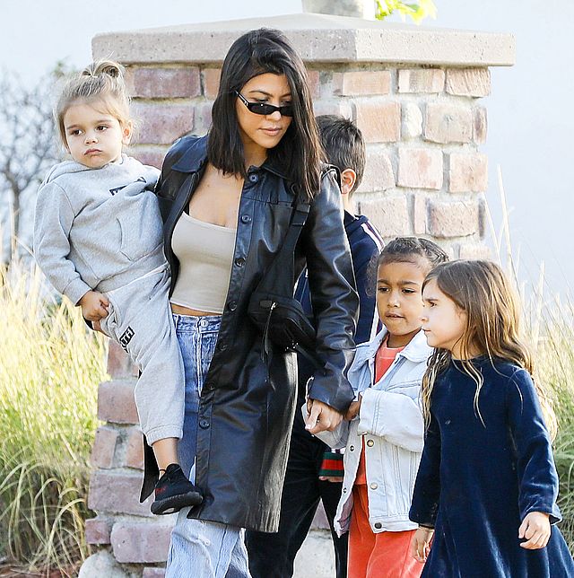 Kourtney z GROMADKĄ dzieci idzie do restauracji. Zabrała też Nori (ZDJĘCIA)