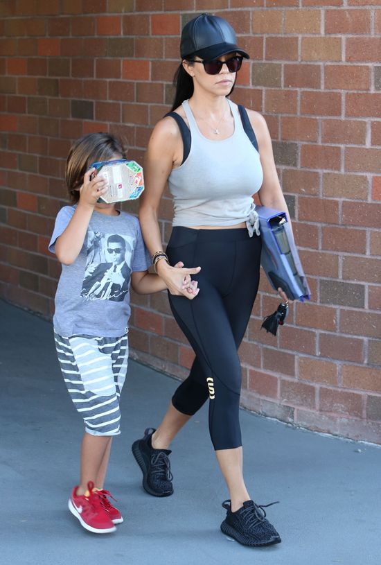 Kourtney Kardashian z synkiem w drodze z kliniki (FOTO)