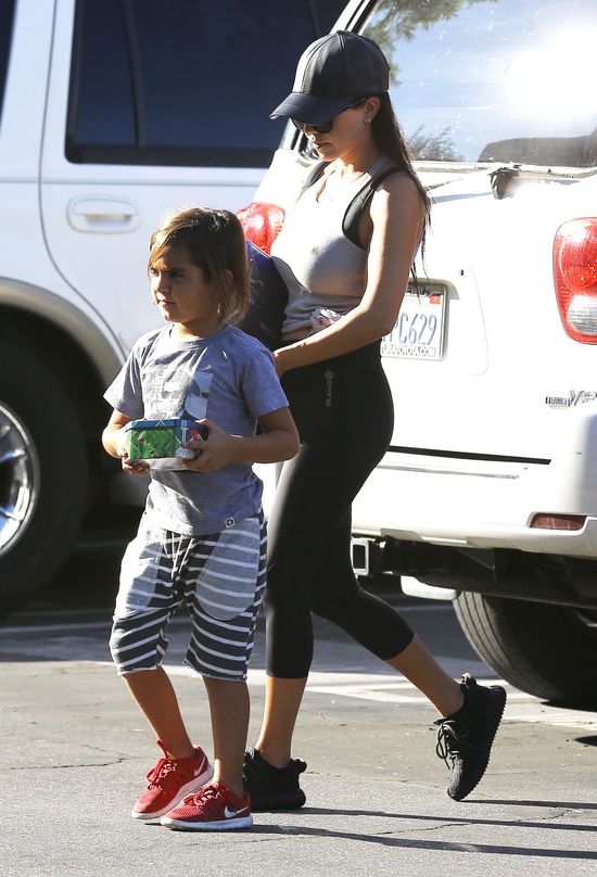 Kourtney Kardashian z synkiem w drodze z kliniki (FOTO)