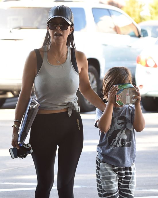 Kourtney Kardashian z synkiem w drodze z kliniki (FOTO)