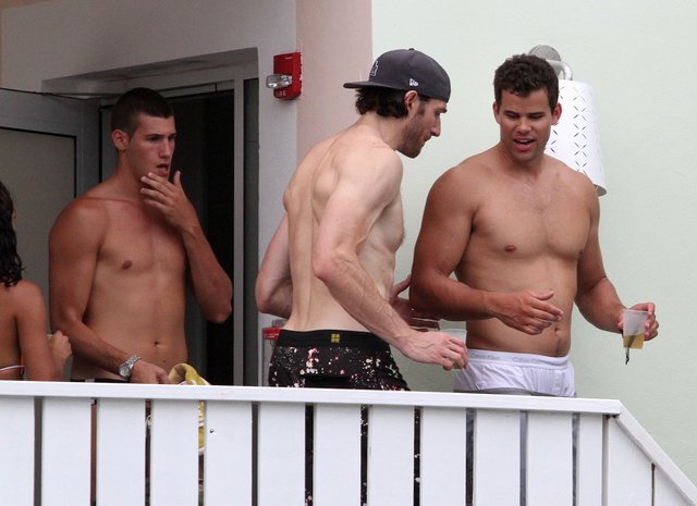 Kris Humphries imprezuje w samych bokserkach (FOTO)