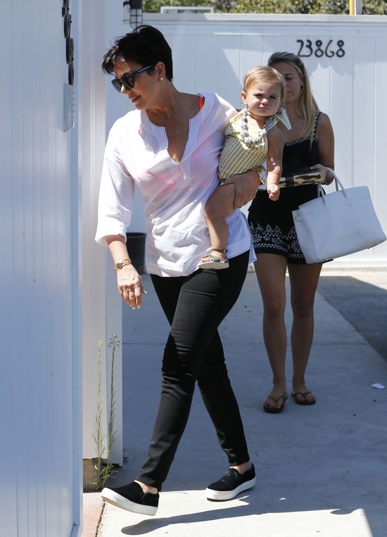 Kris Jenner zajmuje się wnuczką (FOTO) Kris Jenner zajmuje się wnuczką (FOTO)