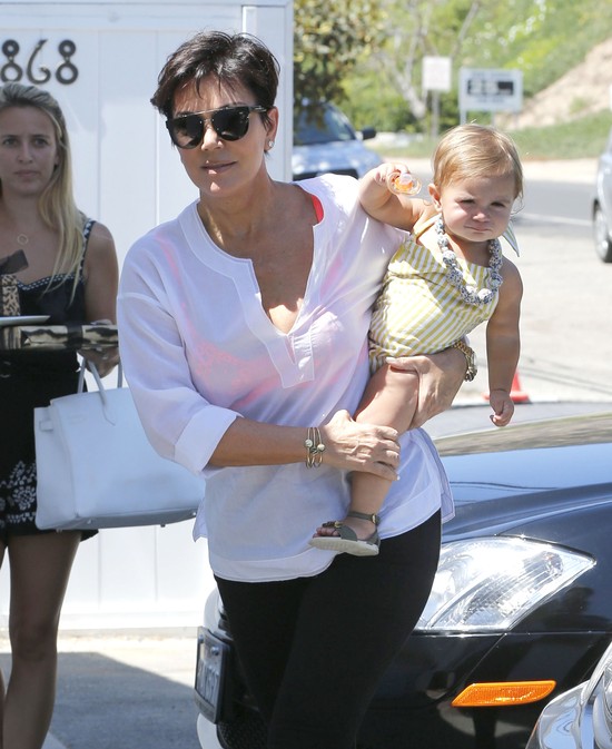 Kris Jenner zajmuje się wnuczką (FOTO) Kris Jenner zajmuje się wnuczką (FOTO)