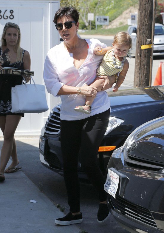 Kris Jenner zajmuje się wnuczką (FOTO) Kris Jenner zajmuje się wnuczką (FOTO)