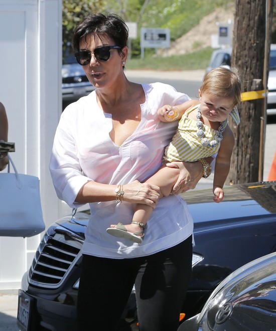 Kris Jenner zajmuje się wnuczką (FOTO) Kris Jenner zajmuje się wnuczką (FOTO)