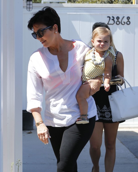 Kris Jenner zajmuje się wnuczką (FOTO) Kris Jenner zajmuje się wnuczką (FOTO)