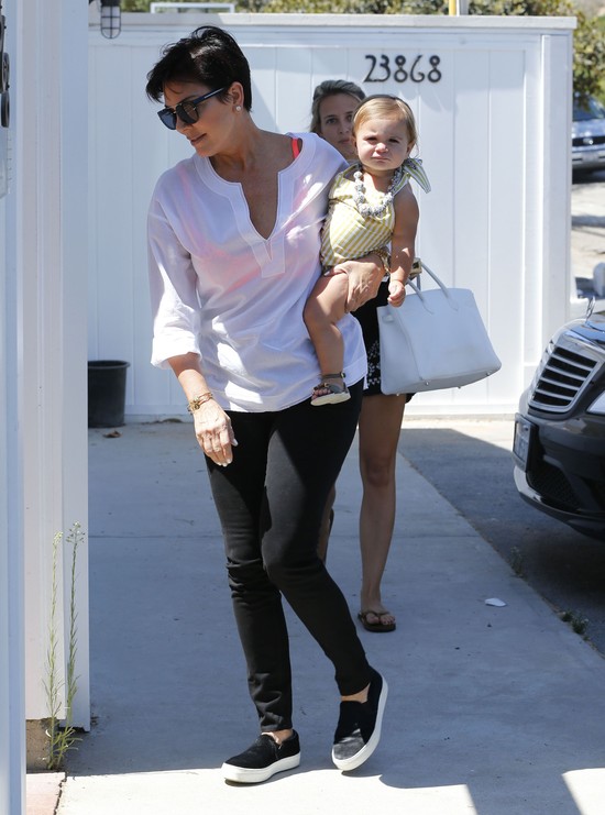 Kris Jenner zajmuje się wnuczką (FOTO) Kris Jenner zajmuje się wnuczką (FOTO)