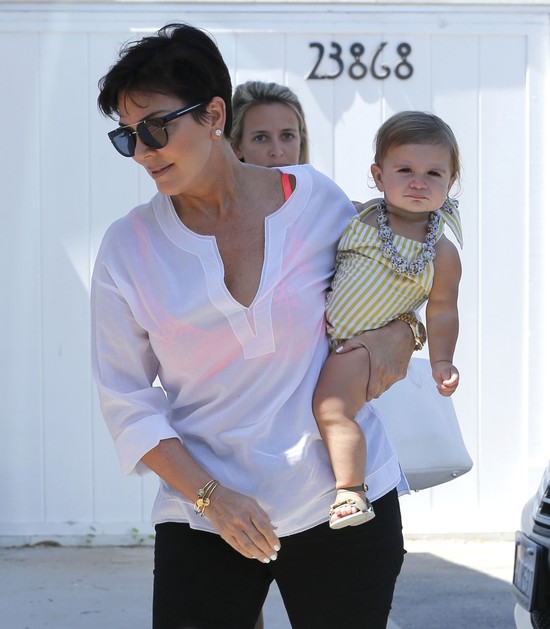 Kris Jenner zajmuje się wnuczką (FOTO) Kris Jenner zajmuje się wnuczką (FOTO)