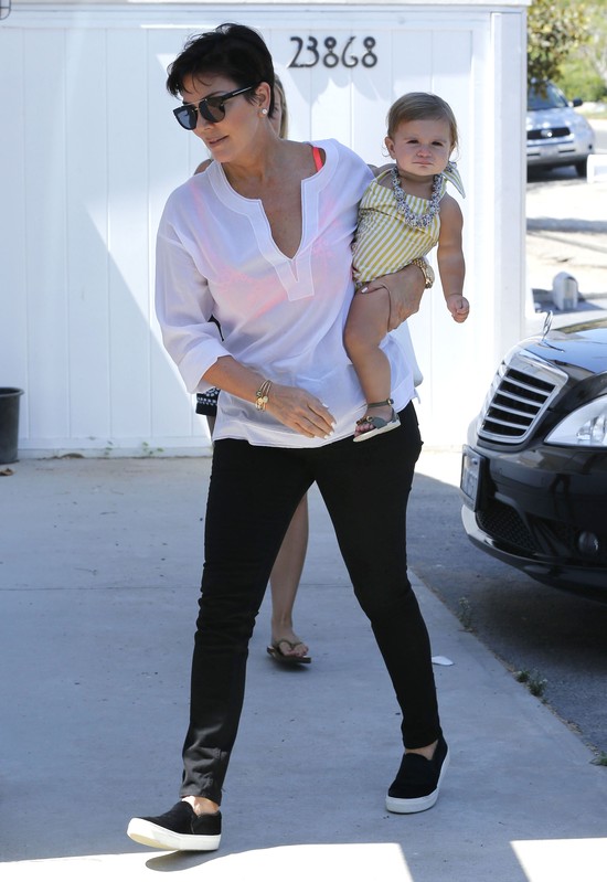 Kris Jenner zajmuje się wnuczką (FOTO) Kris Jenner zajmuje się wnuczką (FOTO)