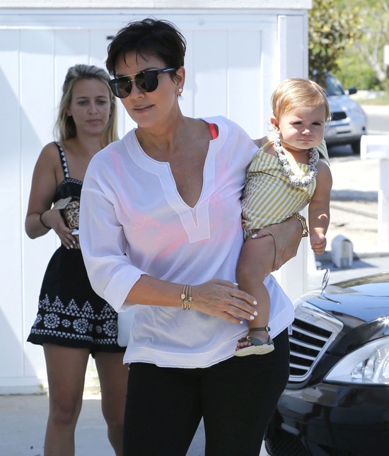 Kris Jenner zajmuje się wnuczką (FOTO) Kris Jenner zajmuje się wnuczką (FOTO)