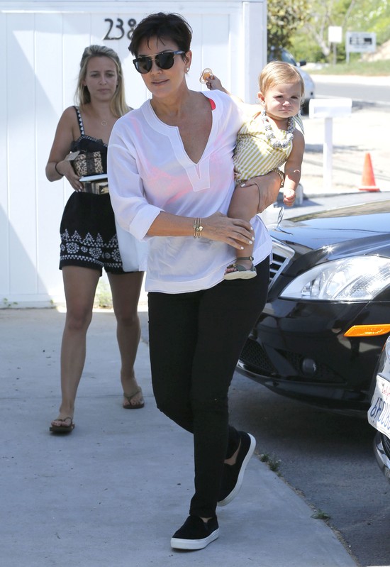 Kris Jenner zajmuje się wnuczką (FOTO) Kris Jenner zajmuje się wnuczką (FOTO)