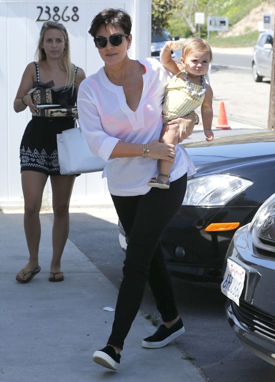 Kris Jenner zajmuje się wnuczką (FOTO) Kris Jenner zajmuje się wnuczką (FOTO)