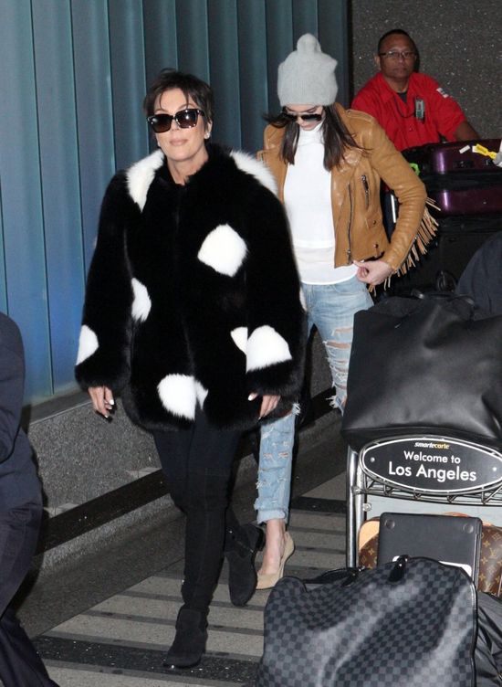 Ile bagaży Kris i Kendall Jenner zabrały do Paryża? (FOTO)