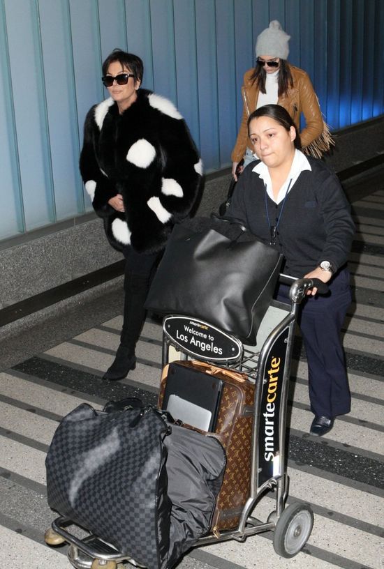 Ile bagaży Kris i Kendall Jenner zabrały do Paryża? (FOTO)