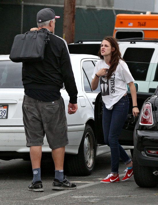 Kristen Stewart ze wstydu chowa się przed światem Kristen Stewart ze wstydu chowa się przed światem