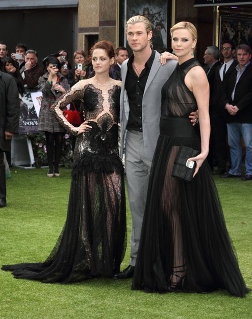 Zjawiskowe Theron i Stewart na premierze w Londynie (FOTO)