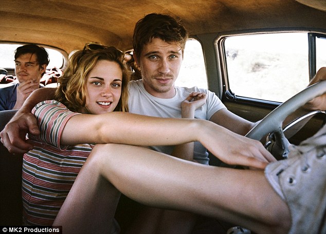 Kristen Stewart ze wstydu chowa się przed światem Kristen Stewart ze wstydu chowa się przed światem