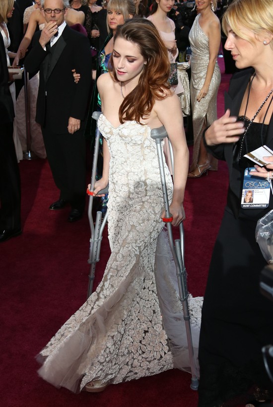 Kristen Stewart - co się stało z jej nogą? Kristen Stewart - co się stało z jej nogą?