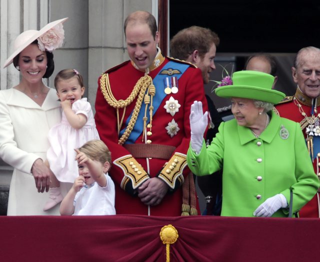 Gif z królową strofującą księcia Williama stał się HITEM sieci