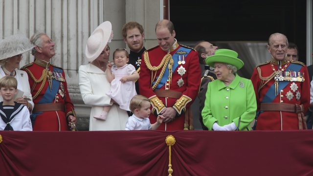 Gif z królową strofującą księcia Williama stał się HITEM sieci