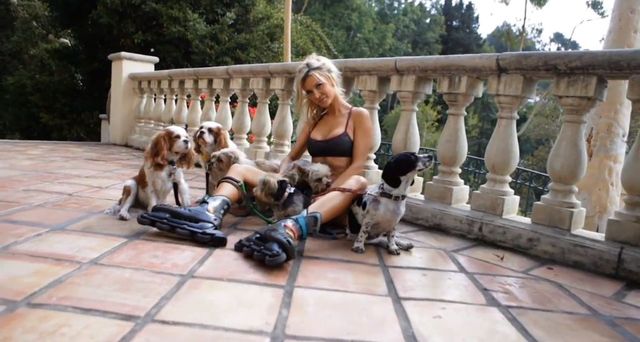 Joanna Krupa z króliczkiem i w wannie topless [VIDEO]