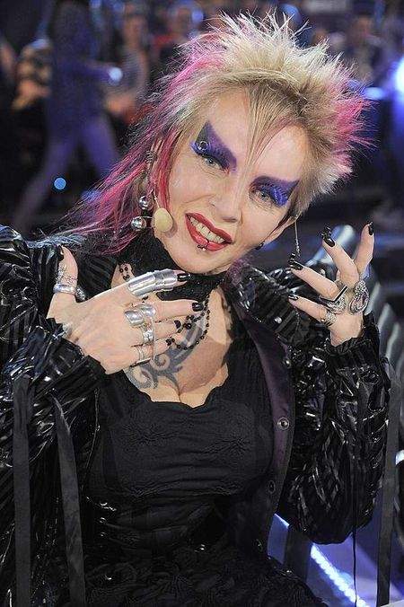 73-letnia Mazurówna zadzierała nogi w telewizji 73-letnia Mazurówna zadzierała nogi w telewizji