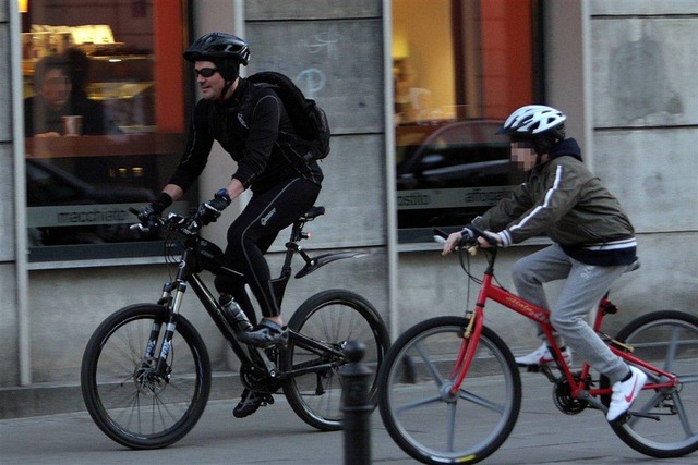 Krzysztof Ibisz z synem na rowerach (FOTO)