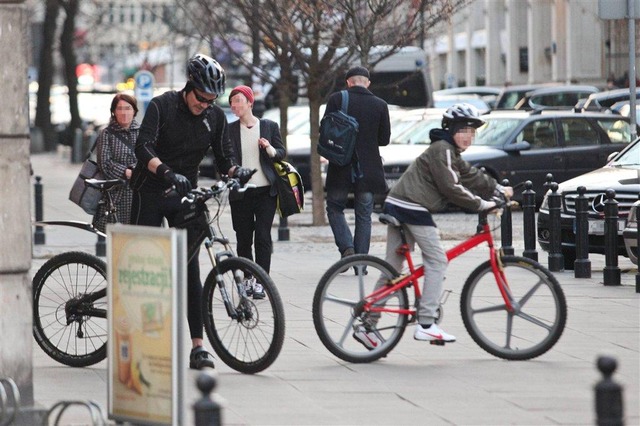Krzysztof Ibisz z synem na rowerach (FOTO)