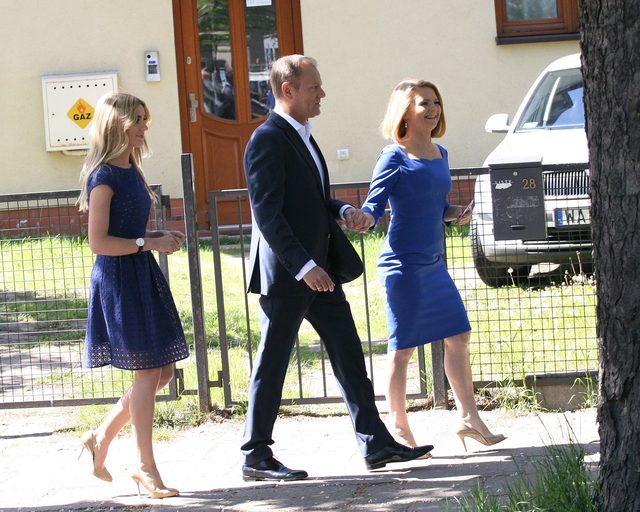 Kasia Tusk z rodzicami na wyborach (FOTO)