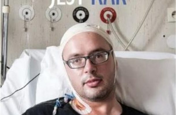 Ludzie modlą się za księdza Jana Kaczkowskiego