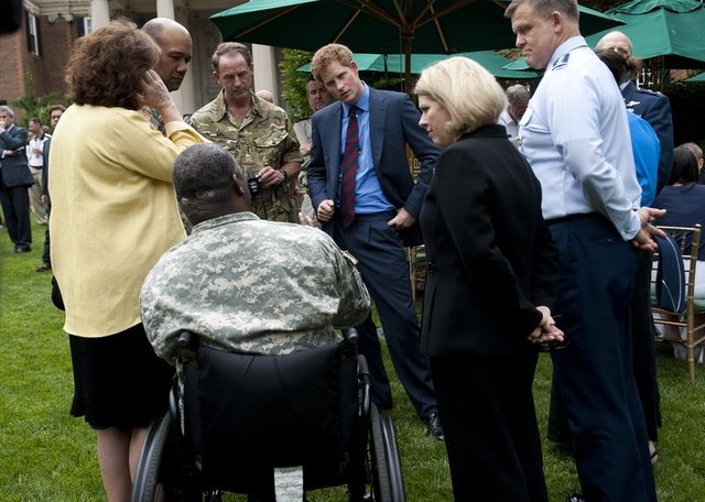 Książę Harry nie spędza czasu wyłącznie na imprezach (FOTO) Książę Harry nie spędza czasu wyłącznie na imprezach (FOTO)