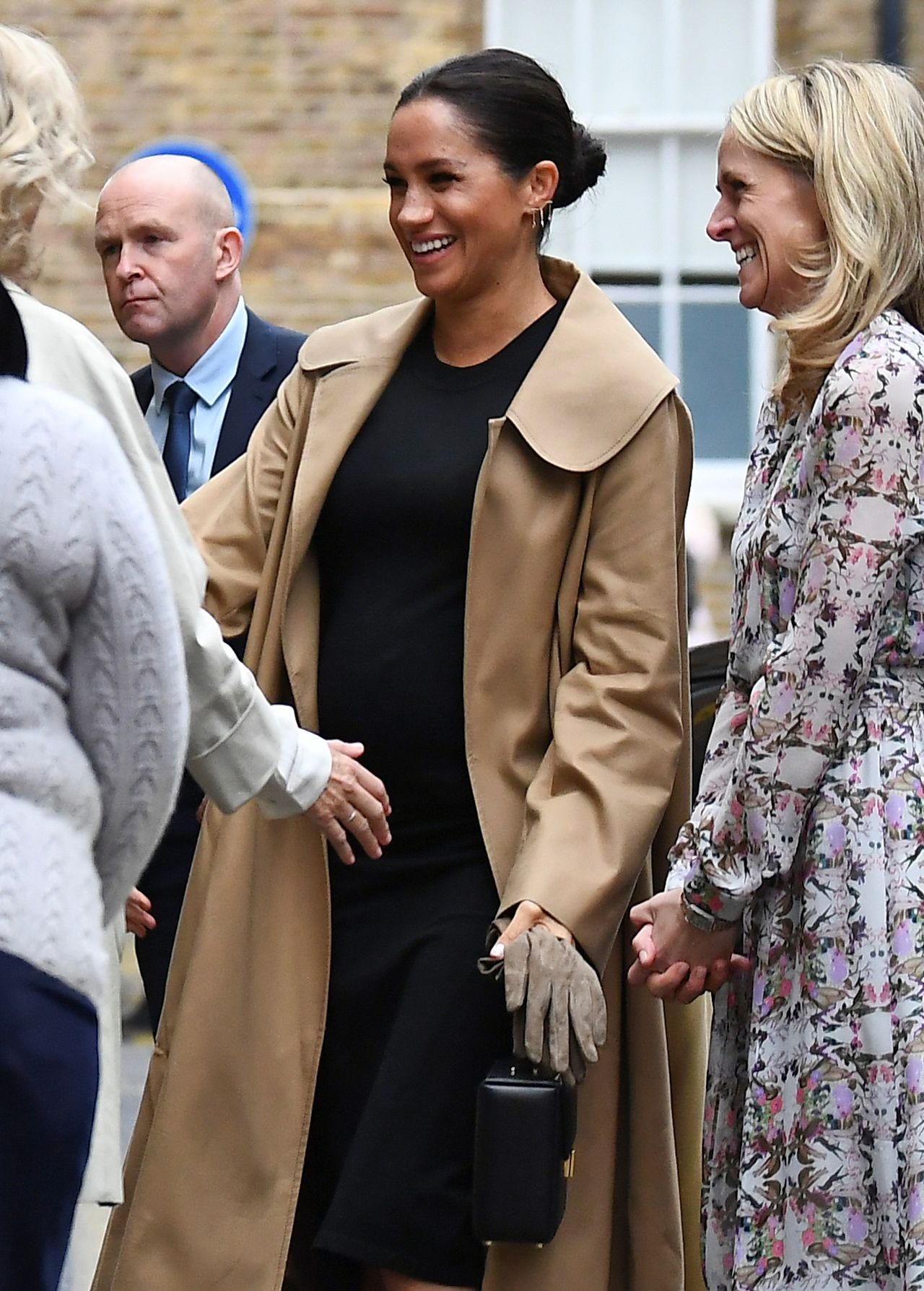 Księżna Meghan w ciążowej sukience i łaciatych szpilkach z wizytą w fundacji 