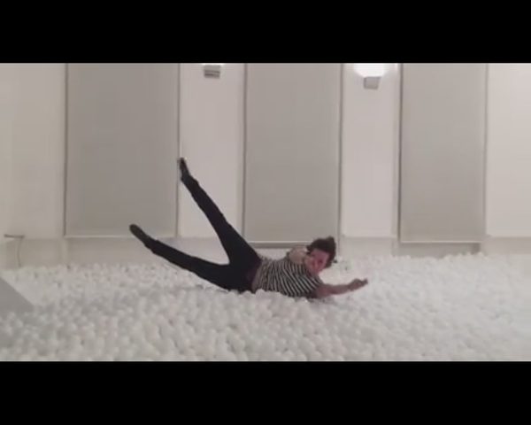 Chciałbyś się wykąpać w basenie pełnym piłeczek? [VIDEO]