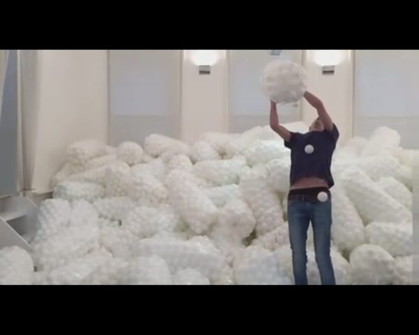 Chciałbyś się wykąpać w basenie pełnym piłeczek? [VIDEO]