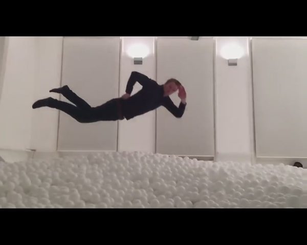 Chciałbyś się wykąpać w basenie pełnym piłeczek? [VIDEO]