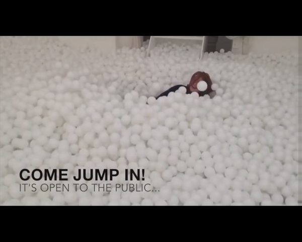 Chciałbyś się wykąpać w basenie pełnym piłeczek? [VIDEO]